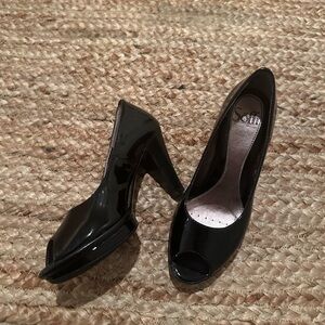 BLACK OPEN TOE SHINY HEELS